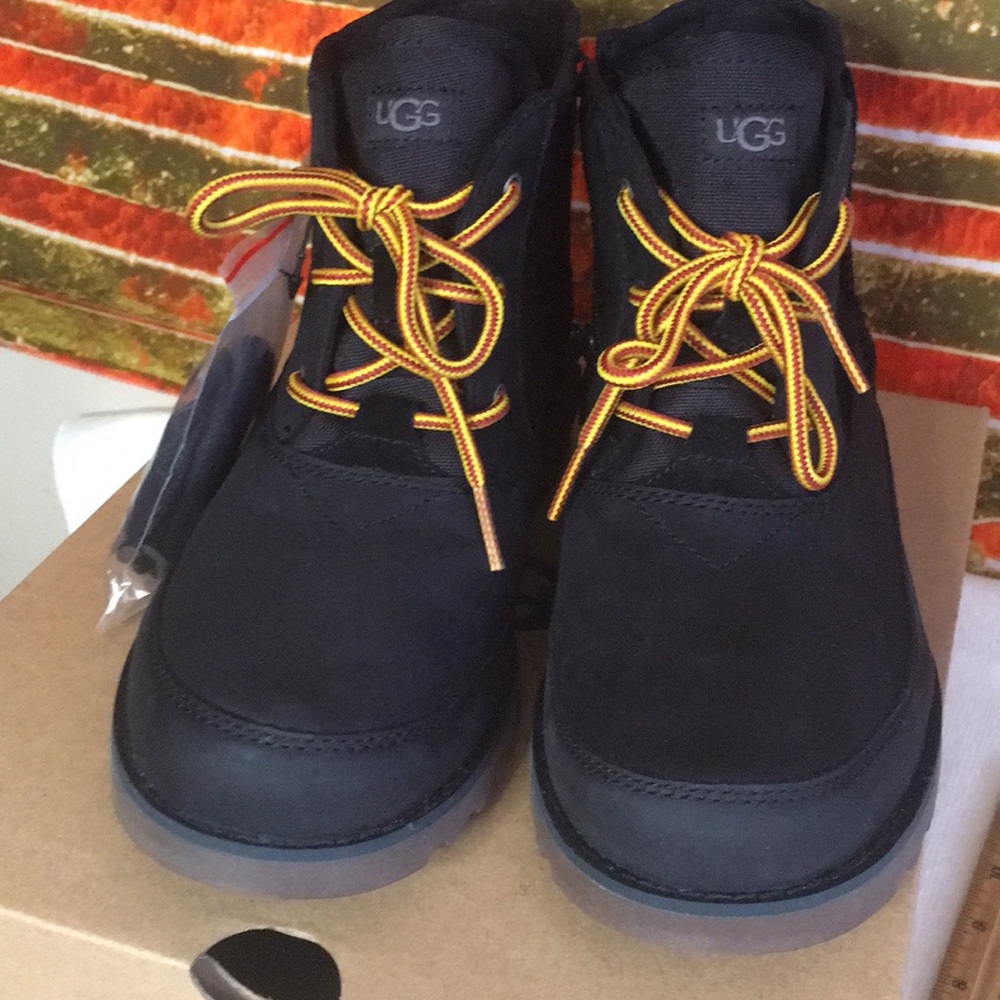 ❄️🎃🎉HP 8/31 Ugg boys waterproof ankle boot. Sz 5